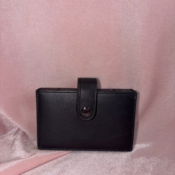 Coach Handbags - BNWT Authentic Coach Accordion Glovetanned Leather Card Holder – Style #27059